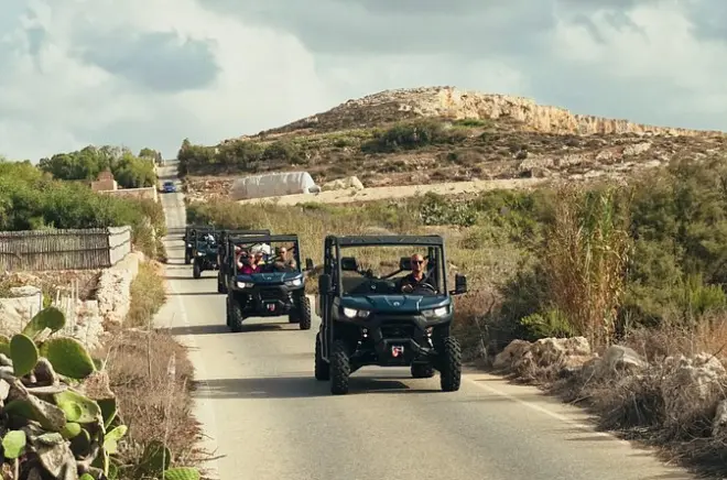 UTV-Fahrt auf Gozo: 6-Sitzer-Abenteuer mit privatem Bootstransfer