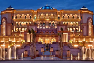 Abu dhabi emirates palace: genieße goldverzierten cappuccino, afternoon tea oder internationales buffet mit lokalen spezialitäten. jetzt erlebnis sichern!