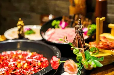 Tour serale a Shanghai con cena hot pot e luci della città