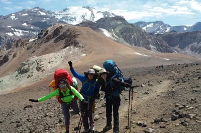 Grimpez le cerro leonera près de santiago. atteignez 4 954 m avec des guides experts, campez dans les andes et découvrez farellones & el colorado. petit-déjeuner et équipement inclus.