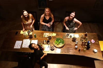 Siem reap, laboratorio cocktail con bartender locale, degustazione liquore sombai e visita a una casa khmer tradizionale. include snack e guida esperta.