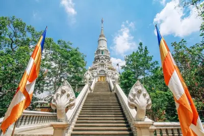 Templos de Oudong: Relíquia de Buda e vista do alto da colina