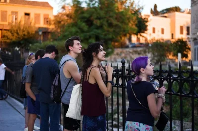 Explore atenas à noite com um tour privado. caminhe por plaka, monastiraki e psiri e saboreie um jantar tradicional grego com vinho local.