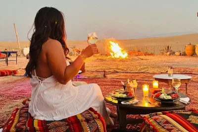 Erlebe ein marokkanisches dinner unter dem agafay-sonnenuntergang, nur 45 minuten von marrakech. inkl. hoteltransfer, privater fahrt & frischen lokalen spezialitäten. jetzt buchen.