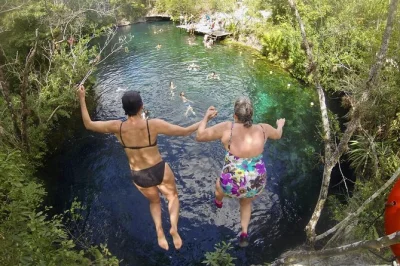 Nade, faça tirolesa e ande de canoa por cinco cenotes perto de tulum com guia local. inclui transporte, almoço maia e entradas. reserve já.