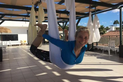 Découvrez l’aerial yoga à maspalomas avec un coach local sympathique. matelas, hamacs et ambiance cosy inclus. réservez votre place pour une expérience bien-être unique.