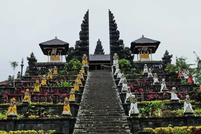 Réservez une voiture privée avec chauffeur pour explorer les temples de bali, le temple mère de besakih, le village de tohpati et la danse du feu kecak. expérience locale et flexible.