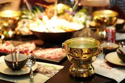 Jantar hot pot e fontes termais ou cruzeiro ao pôr do sol em Shanghai