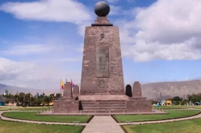 Monumento metà del mondo e riserva colibrì da Quito