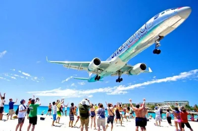 Disfruta aviones volando bajo en maho beach, toma fotos desde la colina de cole bay y escucha historias locales en este tour por st maarten con transporte con aire acondicionado y recogida en hotel.