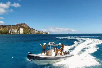 Oahu sud : réservez une sortie privée en bateau. observez tortues, dauphins et faites du snorkeling loin de la foule. idéal petits groupes en quête d’aventure.