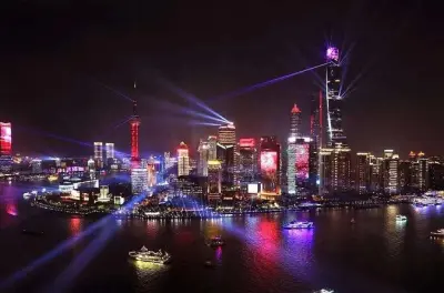 Tour privato serale a Shanghai con cena dim sum