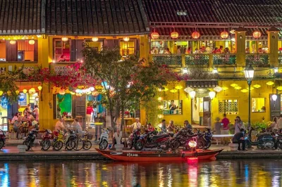 Hoi an, mercado noturno e comida de rua: prove delícias típicas, conheça vendedores e explore ruas iluminadas por lanternas. inclui jantar, entrada e guia local.