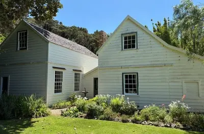 Musée de la chasse à la baleine de Butler Point : Maison et jardins