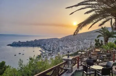 Saranda Spaziergang: Küstenhistorie und lokale Restauranttipps