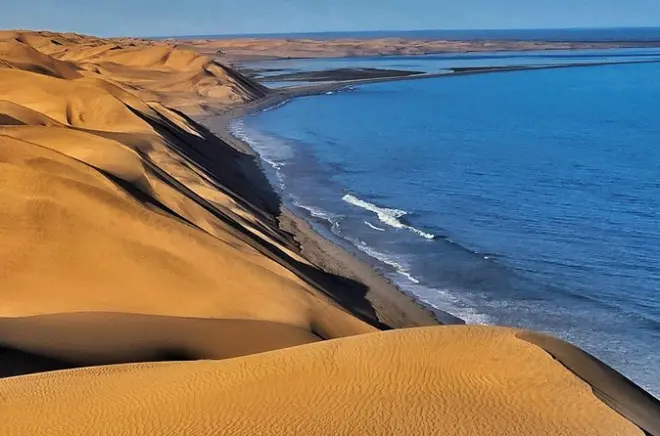 Tour a Sandwich Harbour da Swakopmund: Dune che incontrano l’oceano