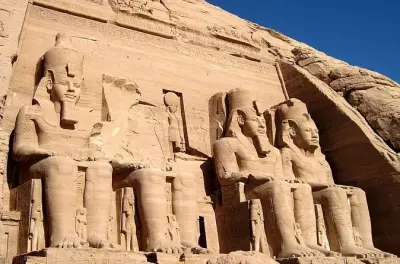 Voo a Abu Simbel saindo de Aswan com guia egiptólogo privado