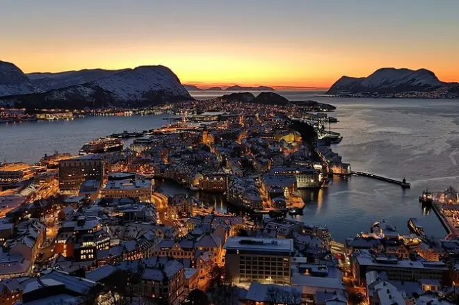 Alesund shore excursion: Art Nouveau, viewpoint & lighthouse