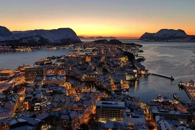 Alesund shore excursion: Art Nouveau, viewpoint & lighthouse