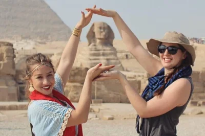 Découvrez les pyramides de gizeh, le sphinx et memphis avec un guide local. transfert privé, prise en charge à l’hôtel et collations inclus. réservez votre aventure en Égypte dès maintenant.