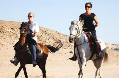 Balade à cheval à Hurghada : Désert et mer
