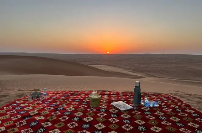Pôr do sol em Wahiba Sands com camelo e dune bashing de Muscat