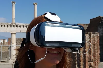 Plongez dans l’antiquité de pompéi grâce à une visite privée avec casque vr. Évitez la file d’attente, voyez les ruines s’animer et explorez avec un assistant anglophone.
