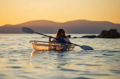 Klarer Kajak-Ausflug am Lake Tahoe zur Goldenen Stunde