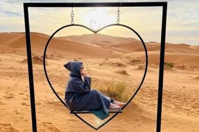 Von marrakech nach fez durch die sahara im privaten 4x4: kamelreiten in erg chebbi, nomadentreffen, kasbah-besuche und Übernachtung im wüstencamp.