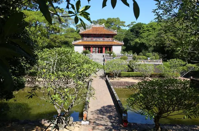 Hue : 3 tombes, citadelle et balade en bateau sur la rivière Parfum