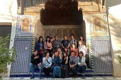 Entdecke marrakeschs medina, den bahia-palast und den djemaa el-fna mit einem lokalen guide. verschiedene sprachen und insider-geschichten inklusive. jetzt stadtführung buchen.