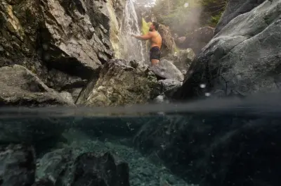 Hot Springs Cove ab Tofino: Bootsfahrt & natürliche Thermalquellen