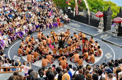 Spectacle de danse Kecak au temple d’Uluwatu au coucher du soleil