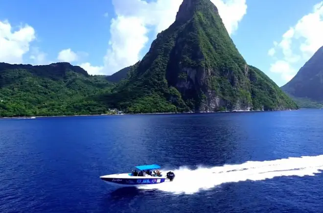 St. Lucia Flughafentransfer per Speedboot: 45 Minuten Küstenfahrt