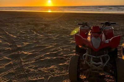 Sinta a adrenalina de pilotar quad em agadir por trilhas no deserto e vilarejos berberes, com pausa para chá de hortelã com os locais. inclui transfer e guia experiente.