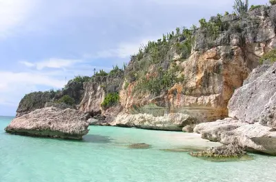 Bahía de las Águilas e lagoa de Oviedo: Dois ecossistemas