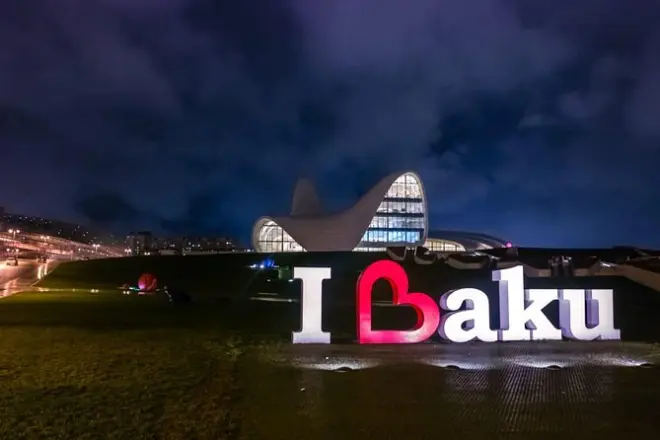 Baku tour privato: Highland Park, città vecchia e Flame Towers