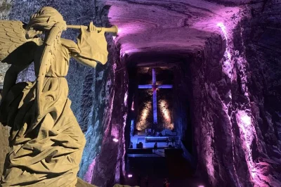 Erlebe bogotás top tagesausflug mit privatem transfer zur salzkathedrale zipaquira, guatavita see und andres carne de res. eintritt inklusive.