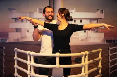 Descubra o titanic belfast, visite o muro da paz e explore belfast com guia local. transporte saindo de dublin e entradas inclusas. reserve já!