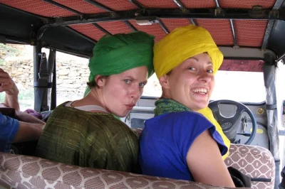 Erlebe eine kamel-tour durch die dünen von jaisalmer, genieße den sonnenuntergang und ein authentisches abendessen mit musik. snacks, tee und abholung inklusive. jetzt halbtägige tour buchen.