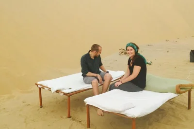 Erlebe eine kamel-tour ab jaisalmer, besuche authentische dörfer und schlafe unter dem sternenhimmel der wüste. inkl. abholung, frisch zubereiteter mahlzeiten am lagerfeuer und einem lokalen guide. 