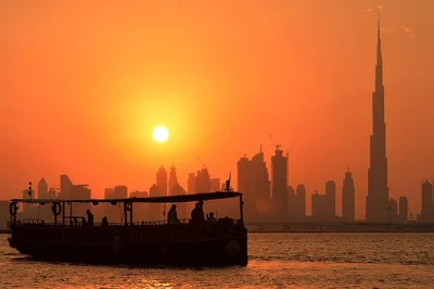 Découvrez le dubai canal au coucher du soleil à bord d’une abra traditionnelle en bois. boissons, snacks et histoires locales incluses. réservez vite pour une expérience authentique.