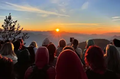 Kunjapuri Sonnenaufgangs-Trek & Neer Wasserfall ab Rishikesh
