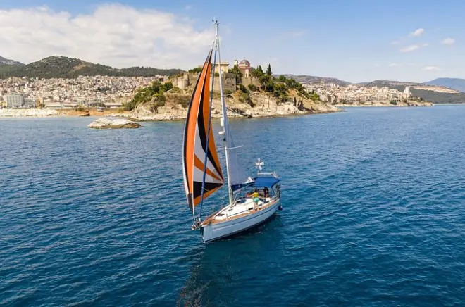 Yate Pipit navegando por la historia de Kavala