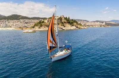 Yate Pipit navegando por la historia de Kavala