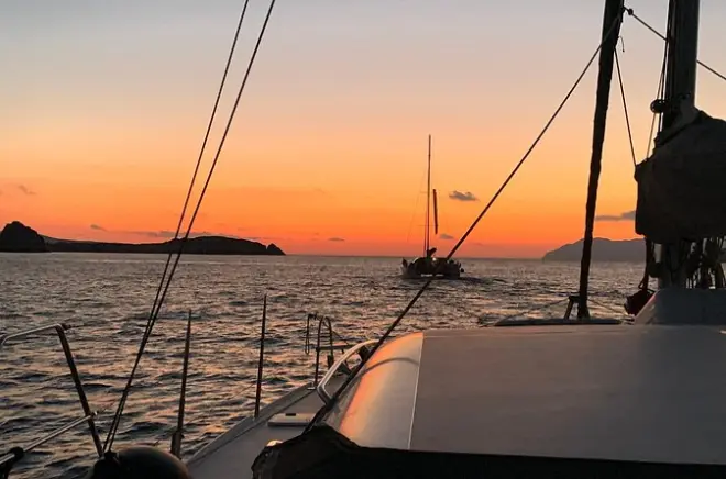 Catamarã a Kleftiko saindo de Milos com pôr do sol em 6 horas