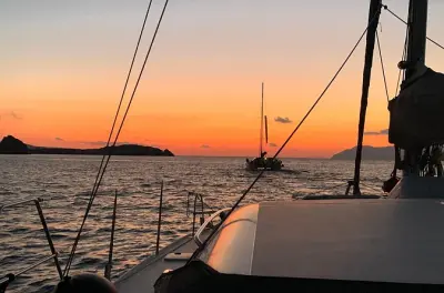 Catamarano per Kleftiko da Milos: Tramonto in 6 ore