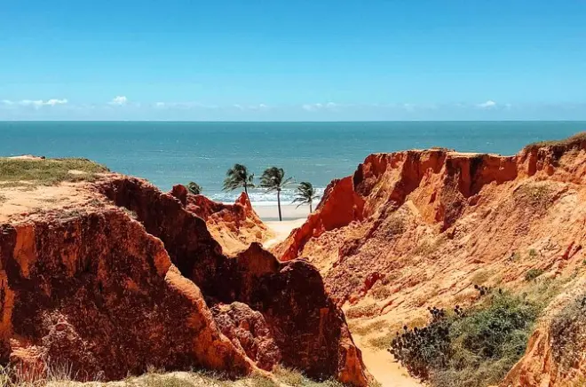 Cliffs orange de Morro Branco et plage des Fontes