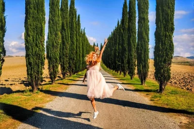 Découvrez le val d'orcia en toscane, ses villages médiévaux, dégustez les vins de montepulciano avec un guide local. prise en charge et arrêts flexibles inclus.