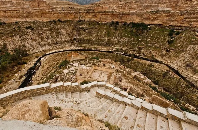 Garganta de Ghoufi e casas trogloditas saindo de Constantine
